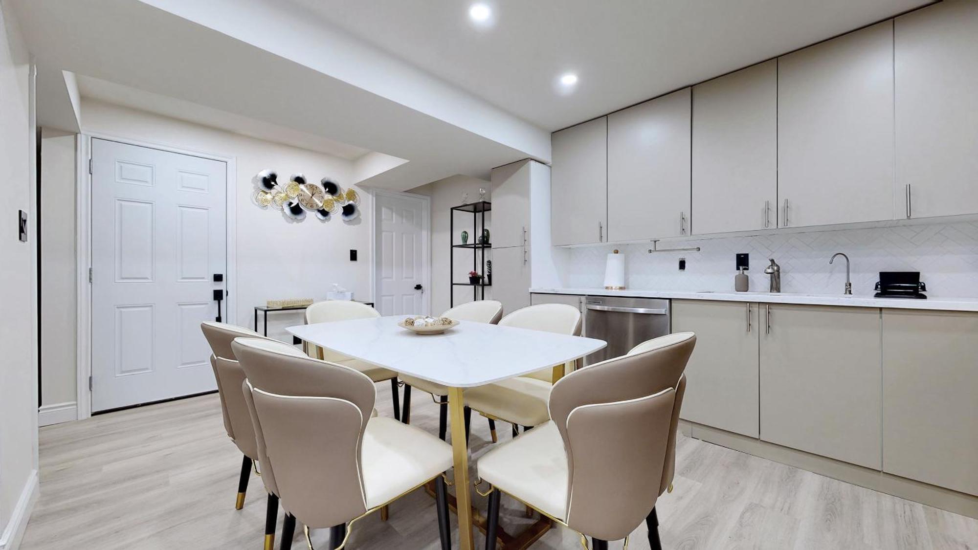 Stunning 2Br Lower Level Unit Вон Екстериор снимка